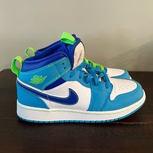 Authentic Nike Jordan 1 Mid SE Sneakers
Sprite Blue (GS)